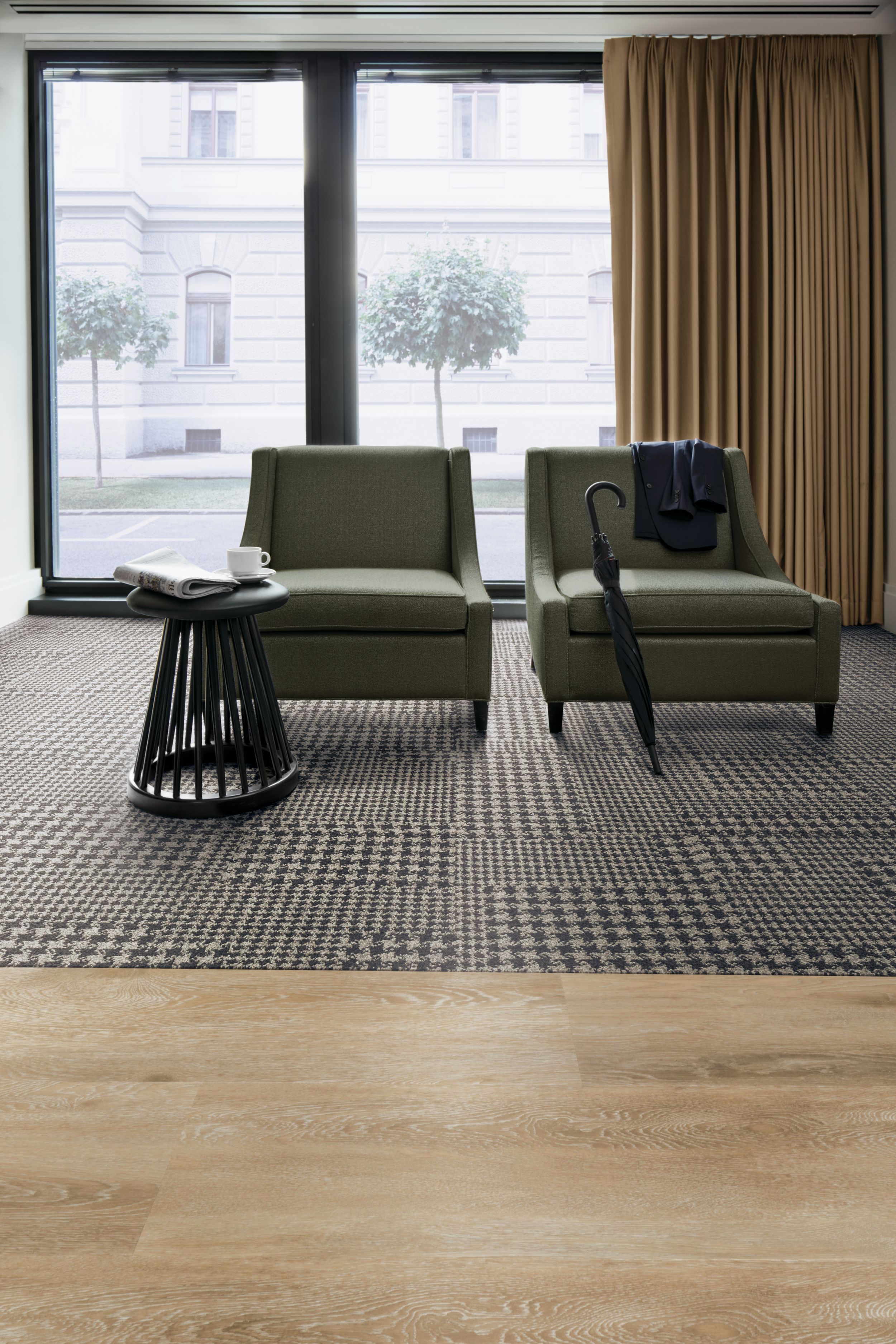 CARPET: Collins Cottage, Hound Charcoal LVT: Level Set Textured Woodgrains, Antique Light Oak afbeeldingnummer 1